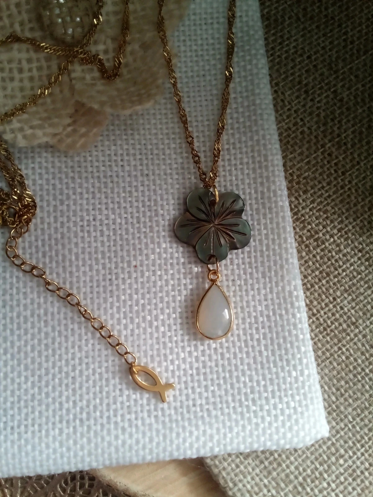 Collier fleur en nacre et pierre de lune sertie